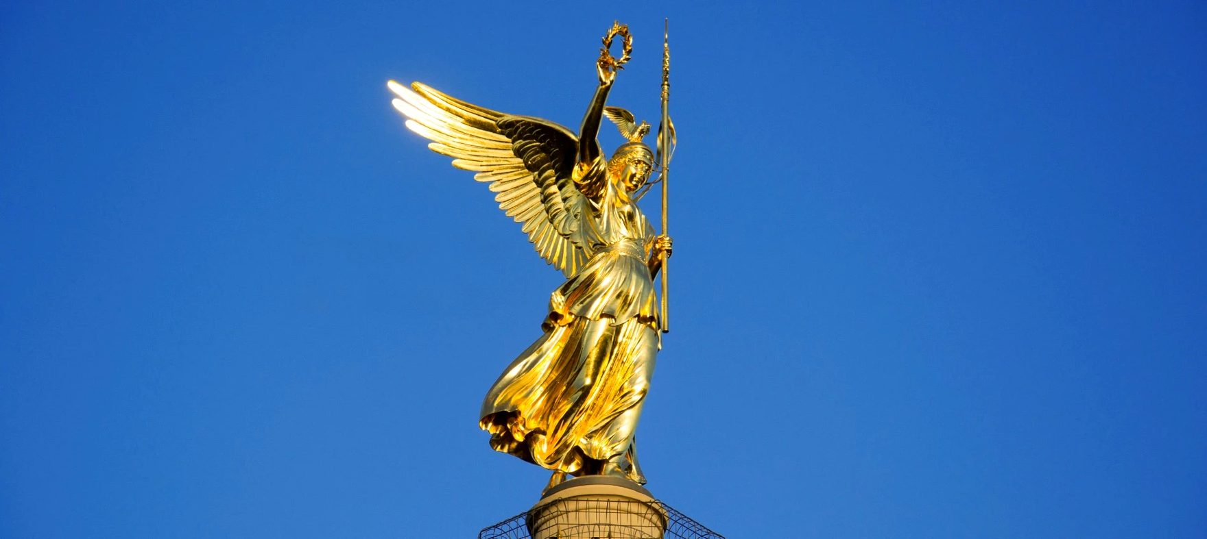 Die goldene Viktoria auf der Berliner Siegessäule vor blauem Himmel